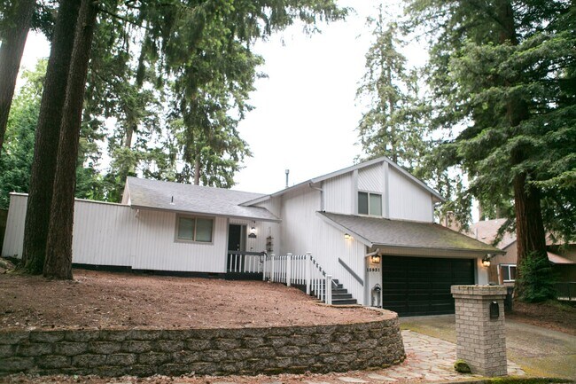 Building Photo - 4 bedroom 3 bath house for rent- Great location in Milwaukie, OR!