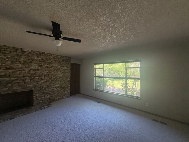 Building Photo - IMMEDIATE MOVE IN! Charming Vintage Sacramento 3 Bed / 1.5 Bath Home with Large Private Yard