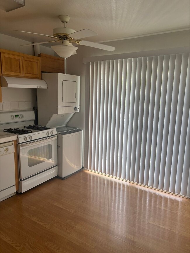 Building Photo - 2 Bedroom, 1 Bath Apartment in Gated Community Available Now!