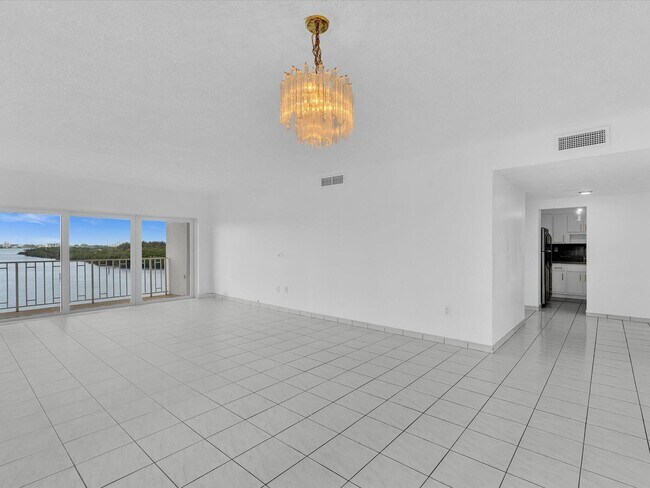 Building Photo - 500 Bayview Dr