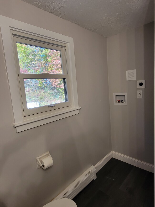 Building Photo - 8 Pine Tree Dr