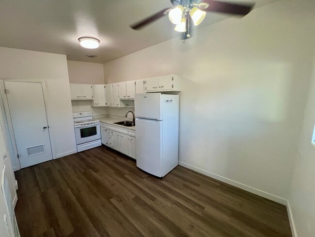 Building Photo - 1/2 off first month's rent on Remodeled unit in Millcreek