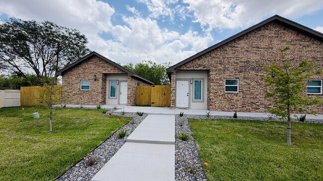 Building Photo - Amazing Brand new executive apartment in Edinburg