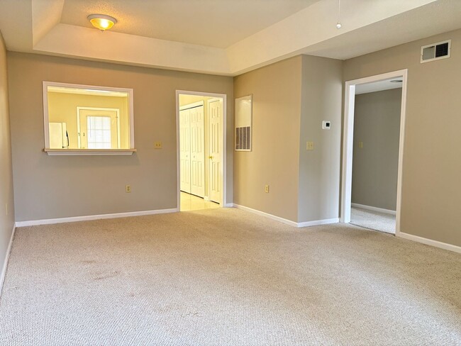 Building Photo - MOVE IN SPECIAL: 2 Bedroom, 2 Bathroom Condo in High Point!