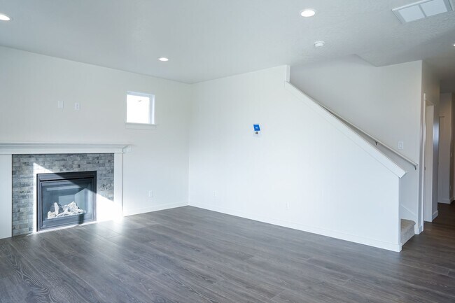 Building Photo - 4 Bedroom, 2.5 Bath New home