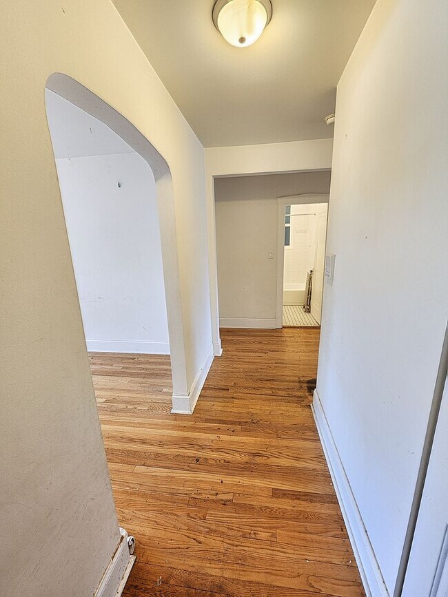 Building Photo - Spacious Renovated Top Floor 2bed/1bath In West Rogers Park