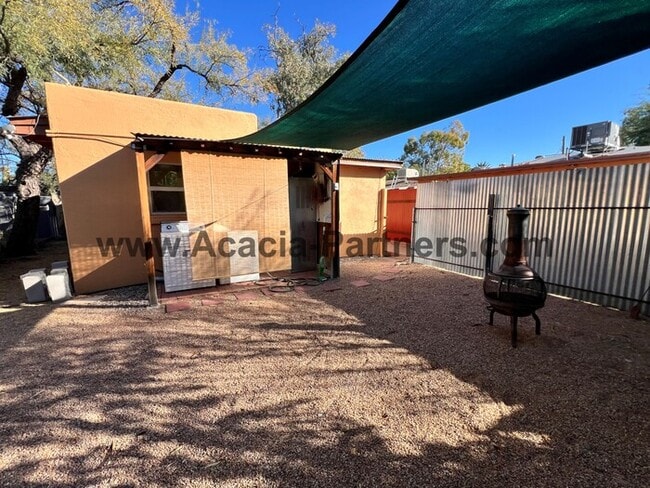 Building Photo - Centrally located Two Bedroom Home