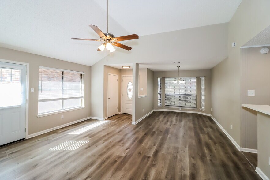 Building Photo - 911 Saunders Dr