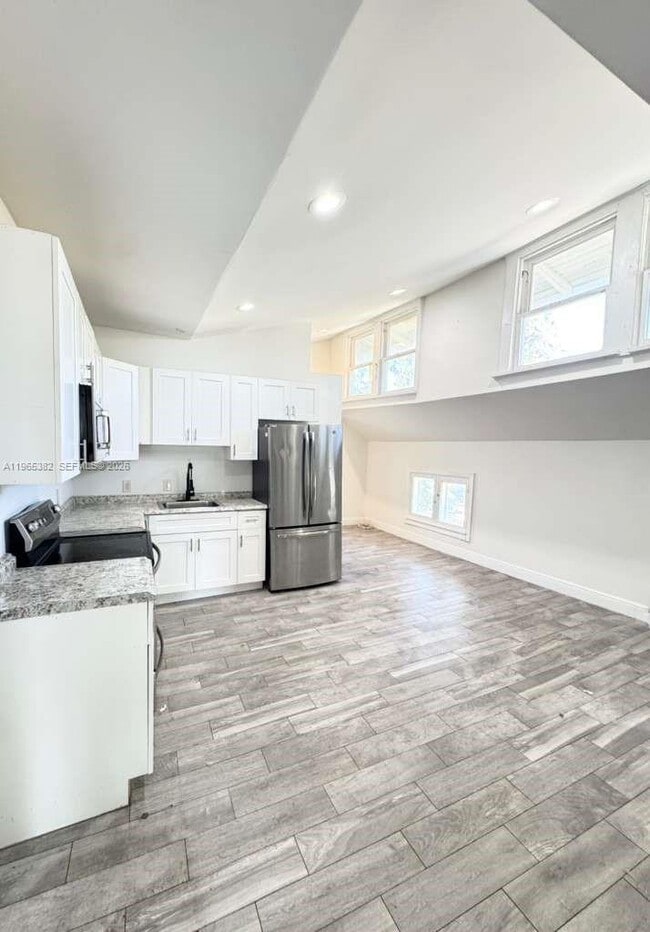 Building Photo - 605 S J St