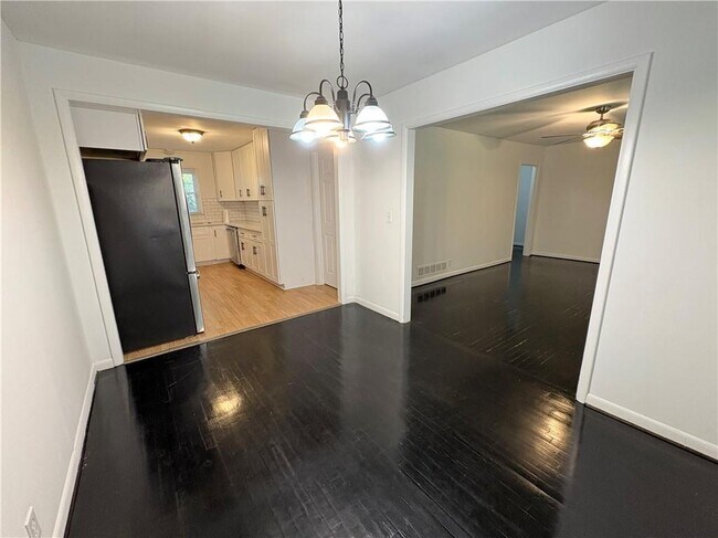 Building Photo - 850 James St NW