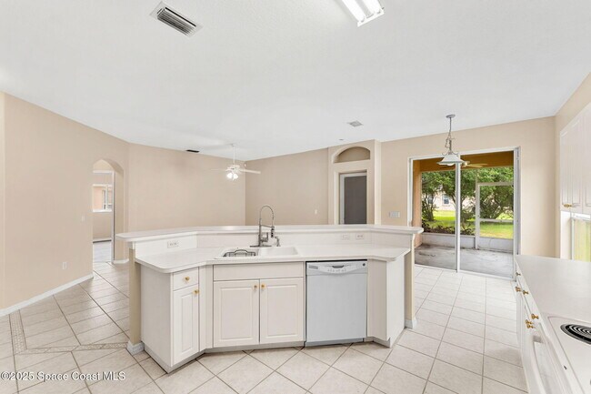 Building Photo - 1774 Sun Gazer Dr