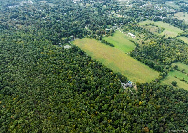 Building Photo - 121 Quaker Hill Rd