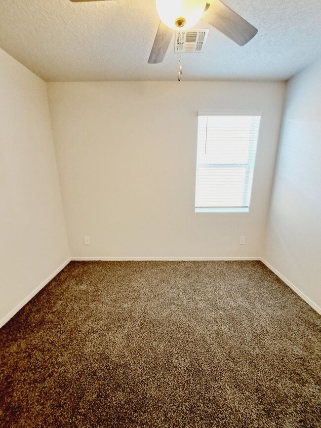 Building Photo - 3 bed 2 bath home in Huning Ranch! Move in Special!