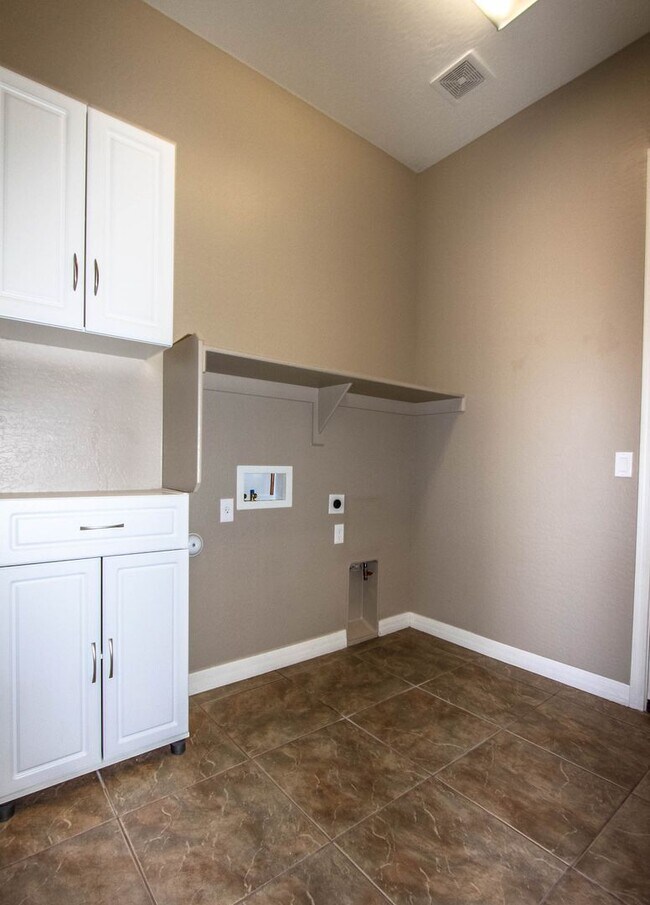 Building Photo - 4 Bedrooms in Granville