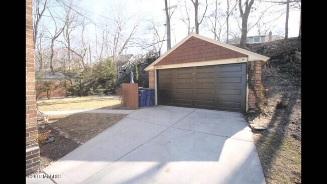 Building Photo - 2230 Riverside Dr NE