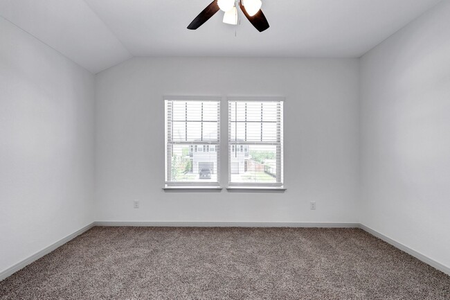 Building Photo - ***MOVE-IN SPECIAL: TWO WEEKS FREE***Beaut...