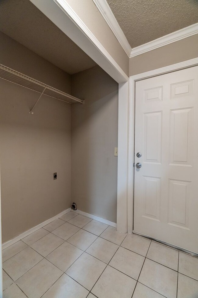 Building Photo - 572 Dockery Ln