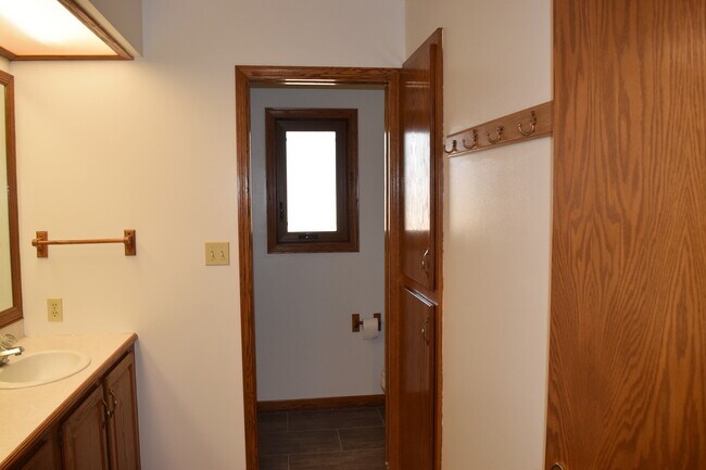 Building Photo - 2210 Skyline Dr