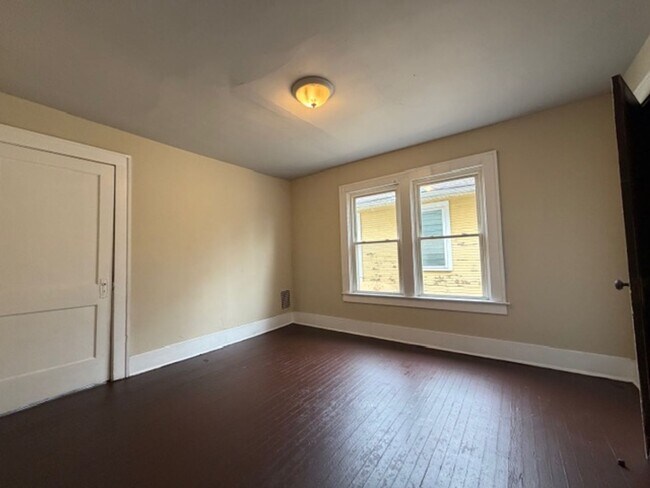 Building Photo - 457/459 E Madison Ave