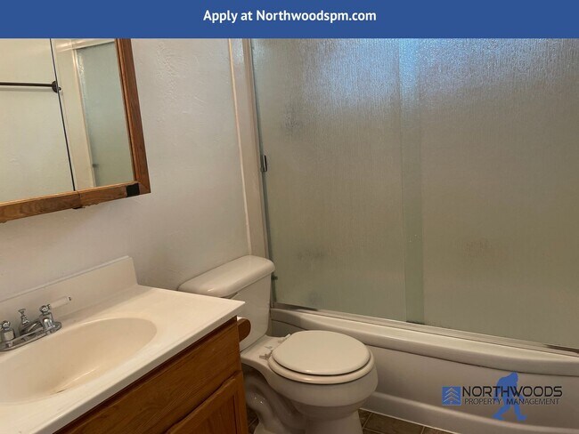 Building Photo - 3 Bedroom Charming House, located on quiet street off cul-de-sac.