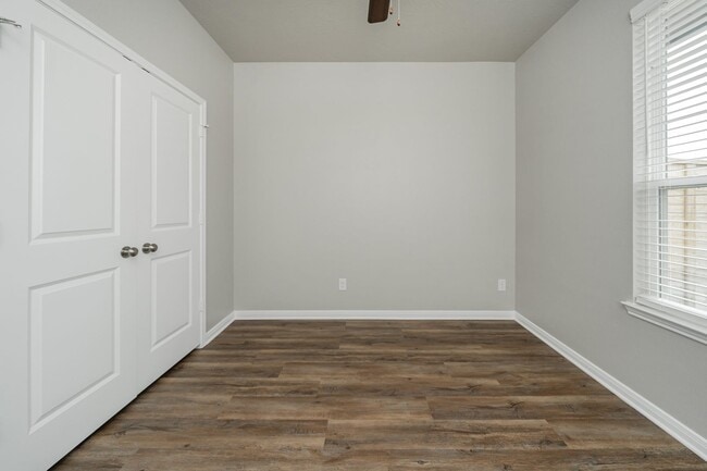 Building Photo - Bright & Cozy Townhome