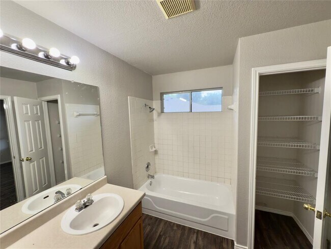 Building Photo - 1030 Moser River Dr
