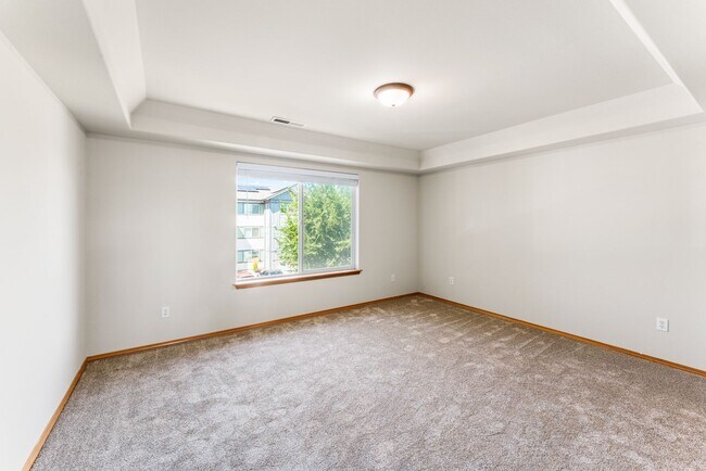 Building Photo - 1560 SW Reindeer Ave