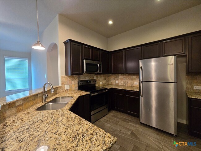 Building Photo - 526 Creekside Frst