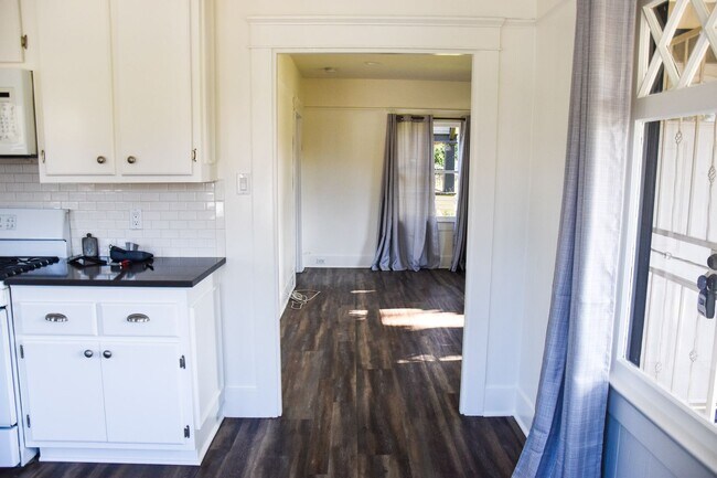 Building Photo - Grand (384-394) South