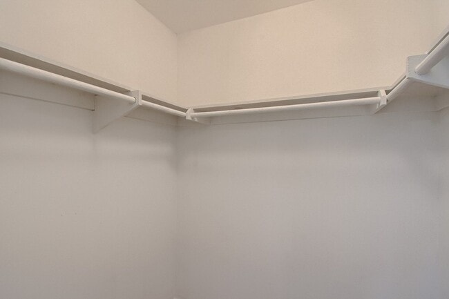 Building Photo - 2 Bedroom 1 Bath - Single Level Townhome Available mid June
