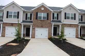 Building Photo - Stunning New Townhome in Aiken