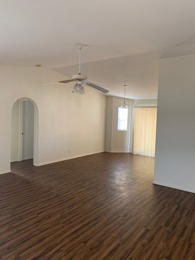 Building Photo - Unfurnished Full Time