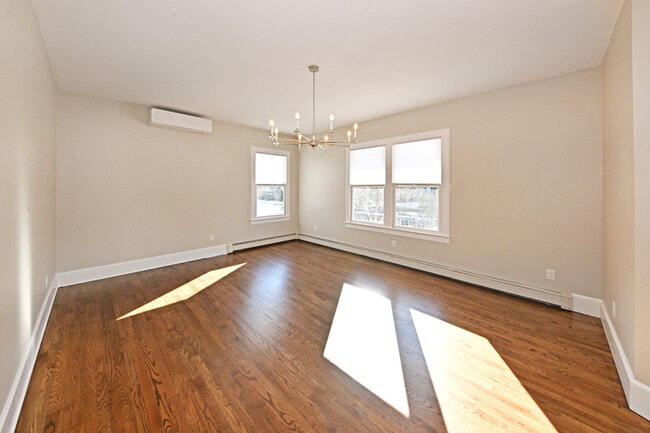 Building Photo - 62 Elm St