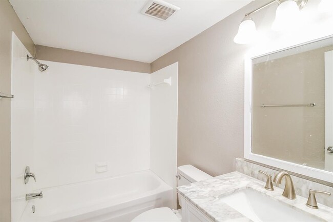 Building Photo - 613 Ramblin Oaks Dr