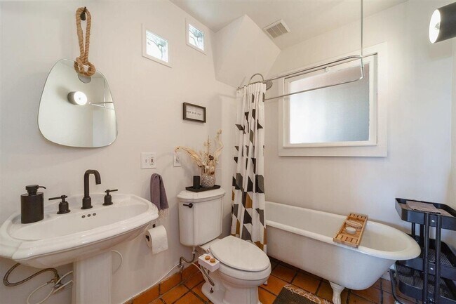 Building Photo - Beautiful Lincoln Heights Retreat W/ Chef’s Kitchen & Expansive Deck