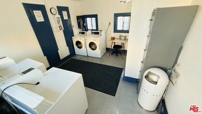 Building Photo - 1510 E Broadway