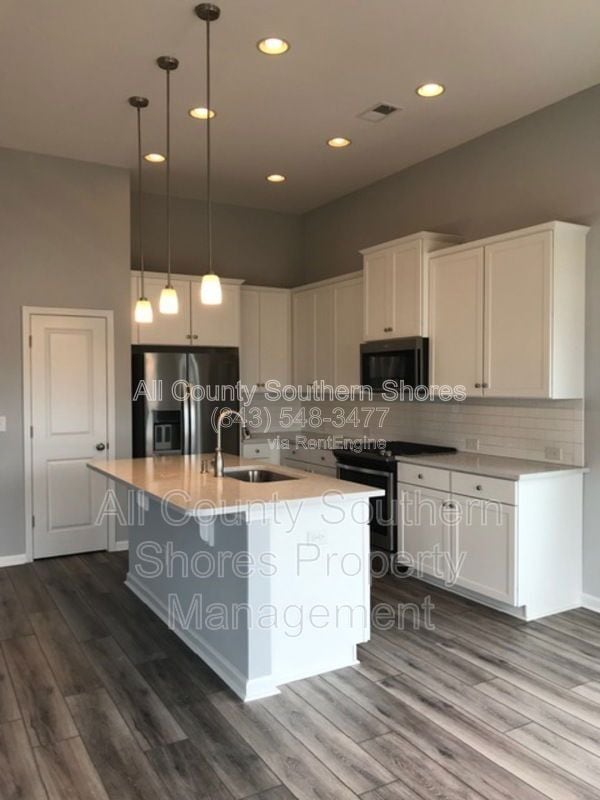 Building Photo - 877 Devon Estate Ave