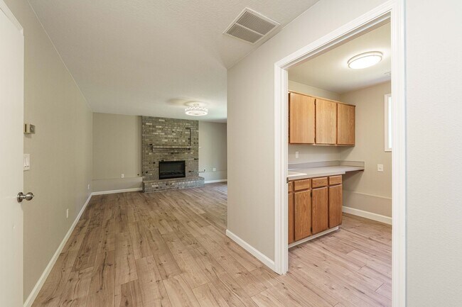 Building Photo - Recently Updated and Move In Ready 3 Bedro...