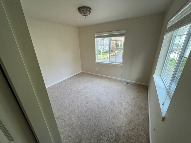 Building Photo - Spacious 5-Bed, 2.5-Bath Single-Family Home in Redmond