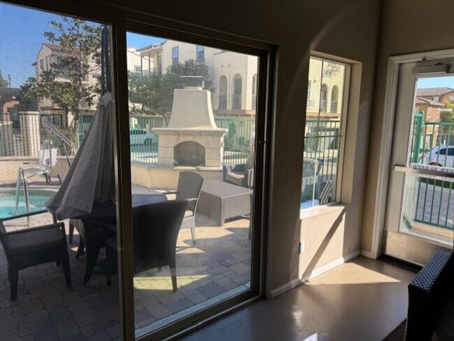 Building Photo - Stunning 2 bed 2.5 bath Solar Powered Town...