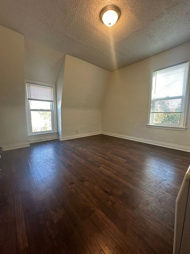 Building Photo - 113 N 6th St