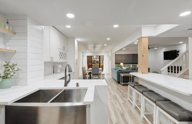 Building Photo - 735 Sandpiper Pl