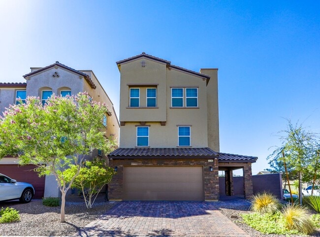 Primary Photo - Stunning 360 Strip, Mountain and City Roof...