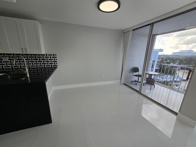 Building Photo - 1700 NW North River Dr