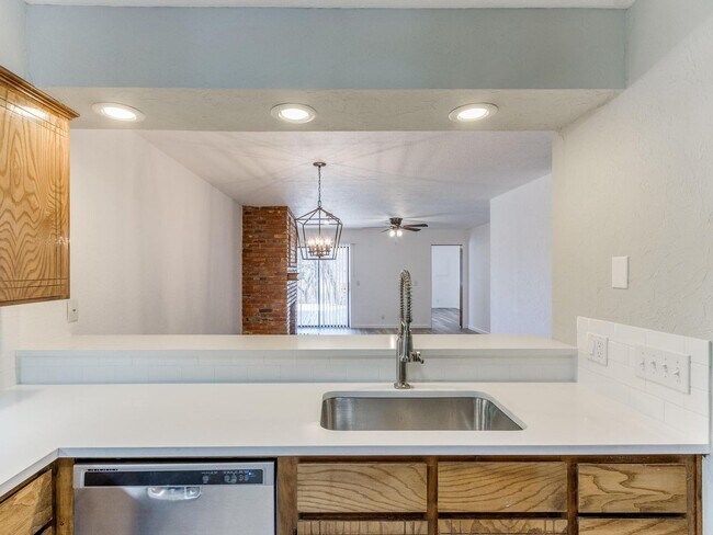 Building Photo - Beautiful 3bed/2bath Townhome Available in...