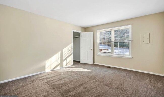 Building Photo - 15 Devon Pl