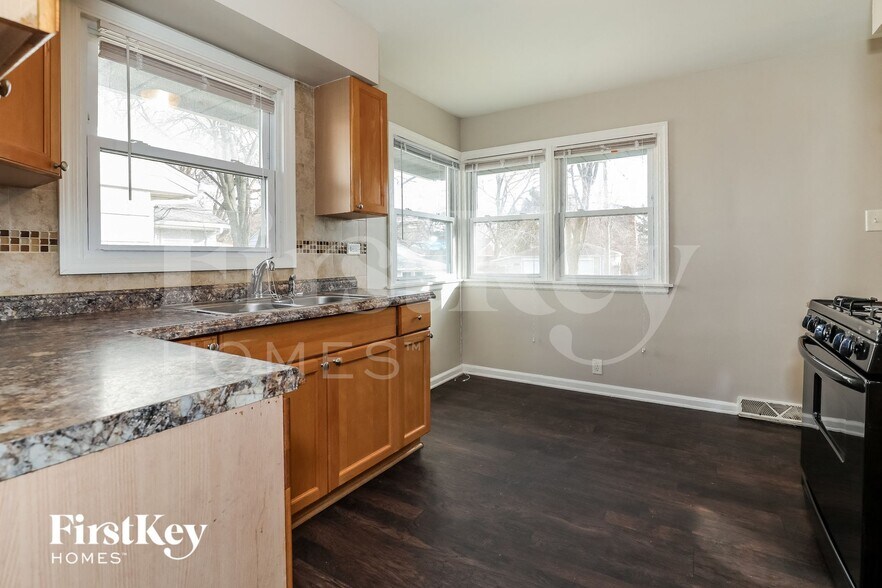 Building Photo - 461 Clyde Ave