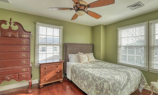 Building Photo - 403 Oak Ter