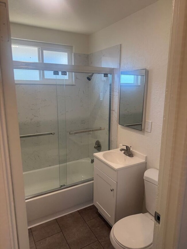 Building Photo - Beautiful 2 bedroom 1 bath home