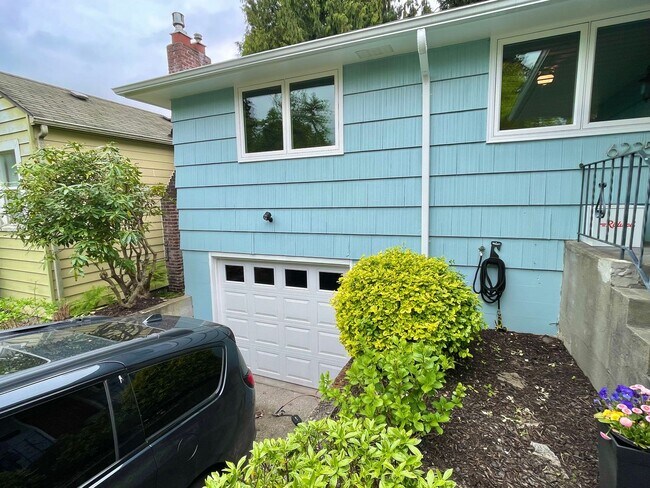 Building Photo - Elegant Three Bedroom Ravenna Home